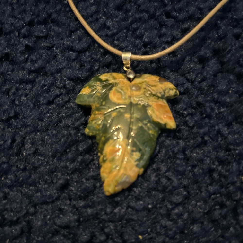 Necklace  🍁 leaf 🍁 shaped pendant necklace. - Picture 5 of 8